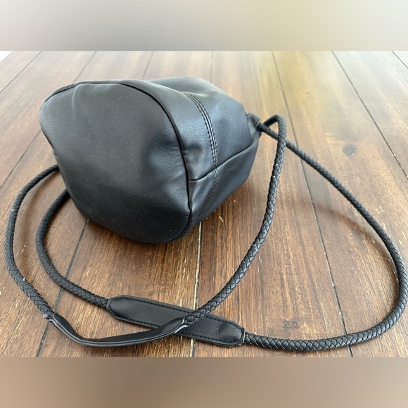 Urban outfitters vegan bucket bag - Picture 5 of 11